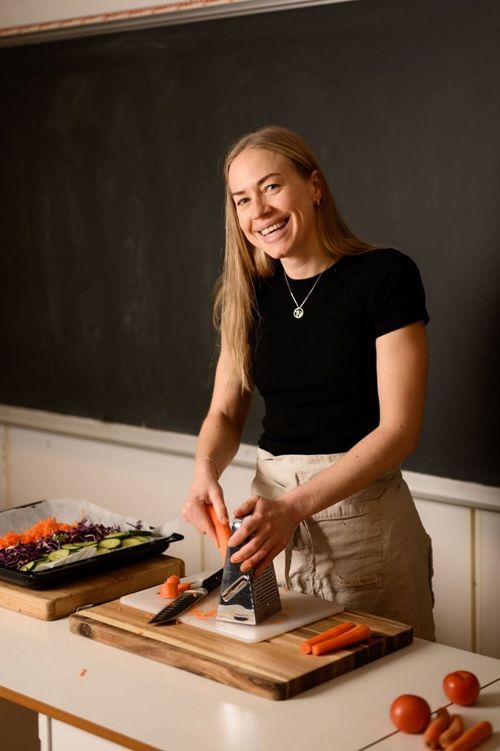 Bildelenke til side med 110 studenter.