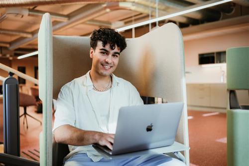 Bildelenke av ung mann med PC til quiz.