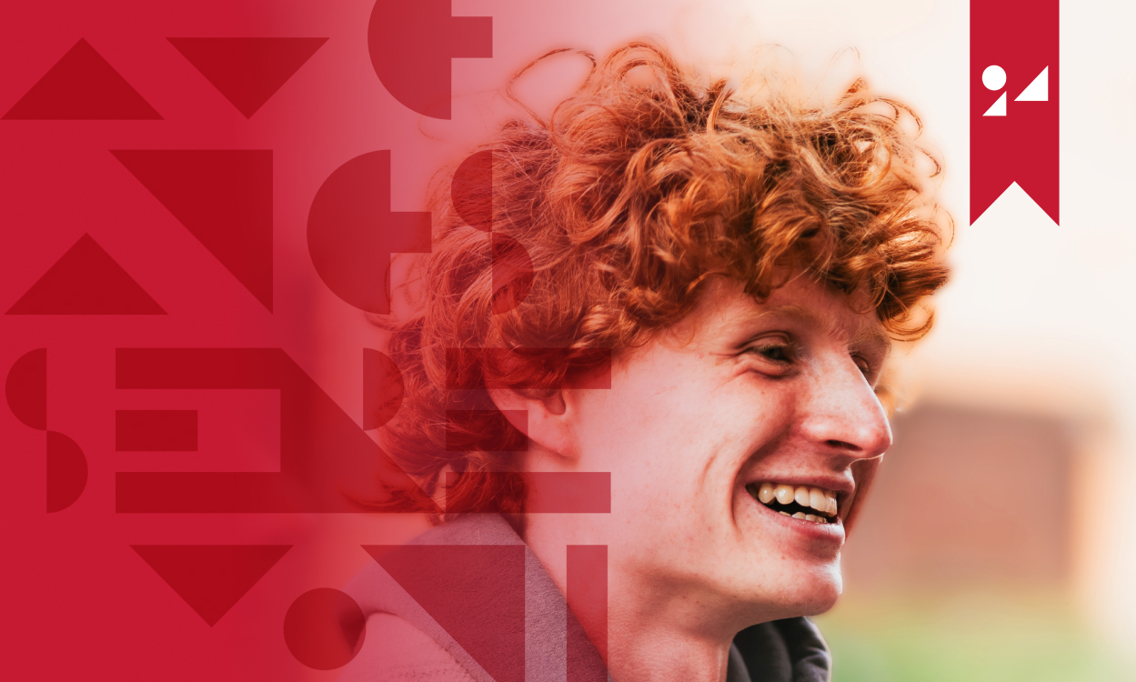 Smilende gutt med rødt krøllete hår og det Kristianske alfabetet som med tegn skriver Avgangssermoni. 