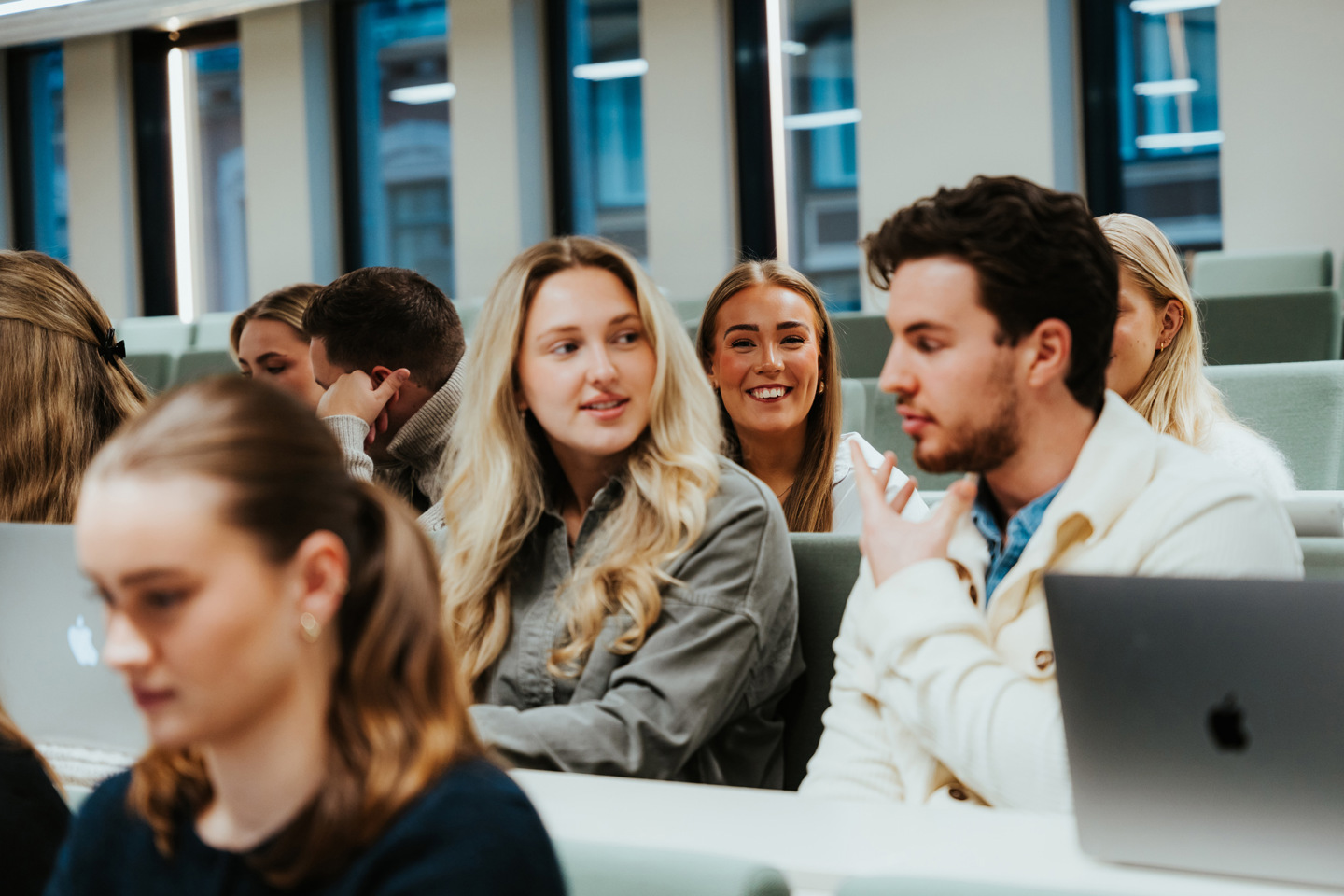 Studenter ved Kristiania samarbeider under forelesning.