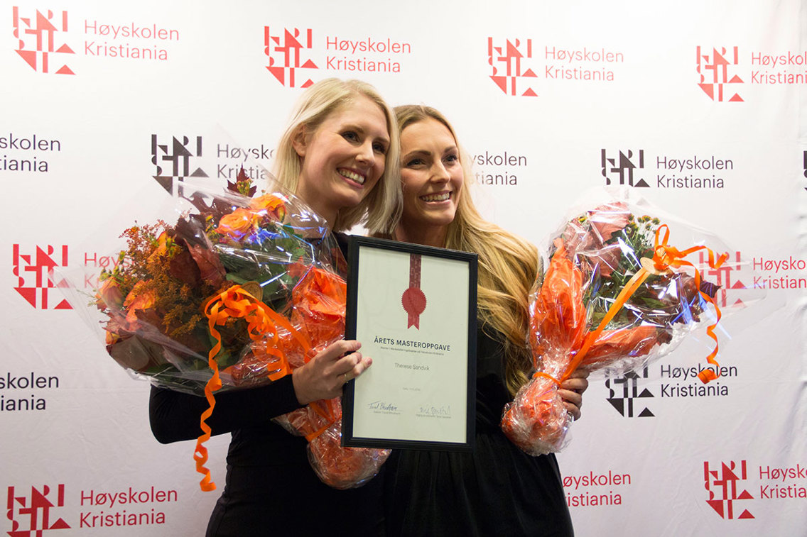 Therese Sandvik og Camilla Hegrestad feirer at de akkurat stakk av med seieren av "Årets masteroppgave".