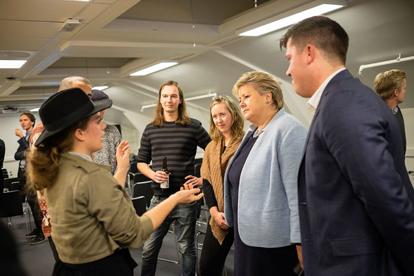 Erna Solberg hilser på studentene på Høyskolen Kristiania