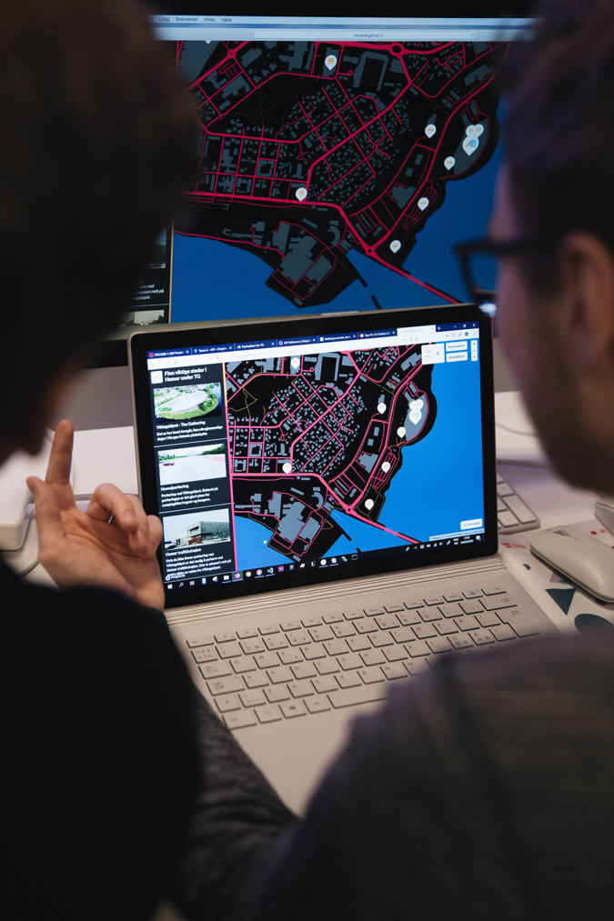 Person ser på et grensesnitt av et digitalt kart på datamaskin.