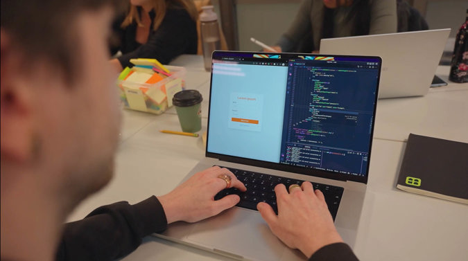 Student jobber på en datamaskin.