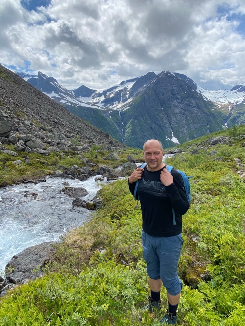 Foto av mann som går tur i fjellet