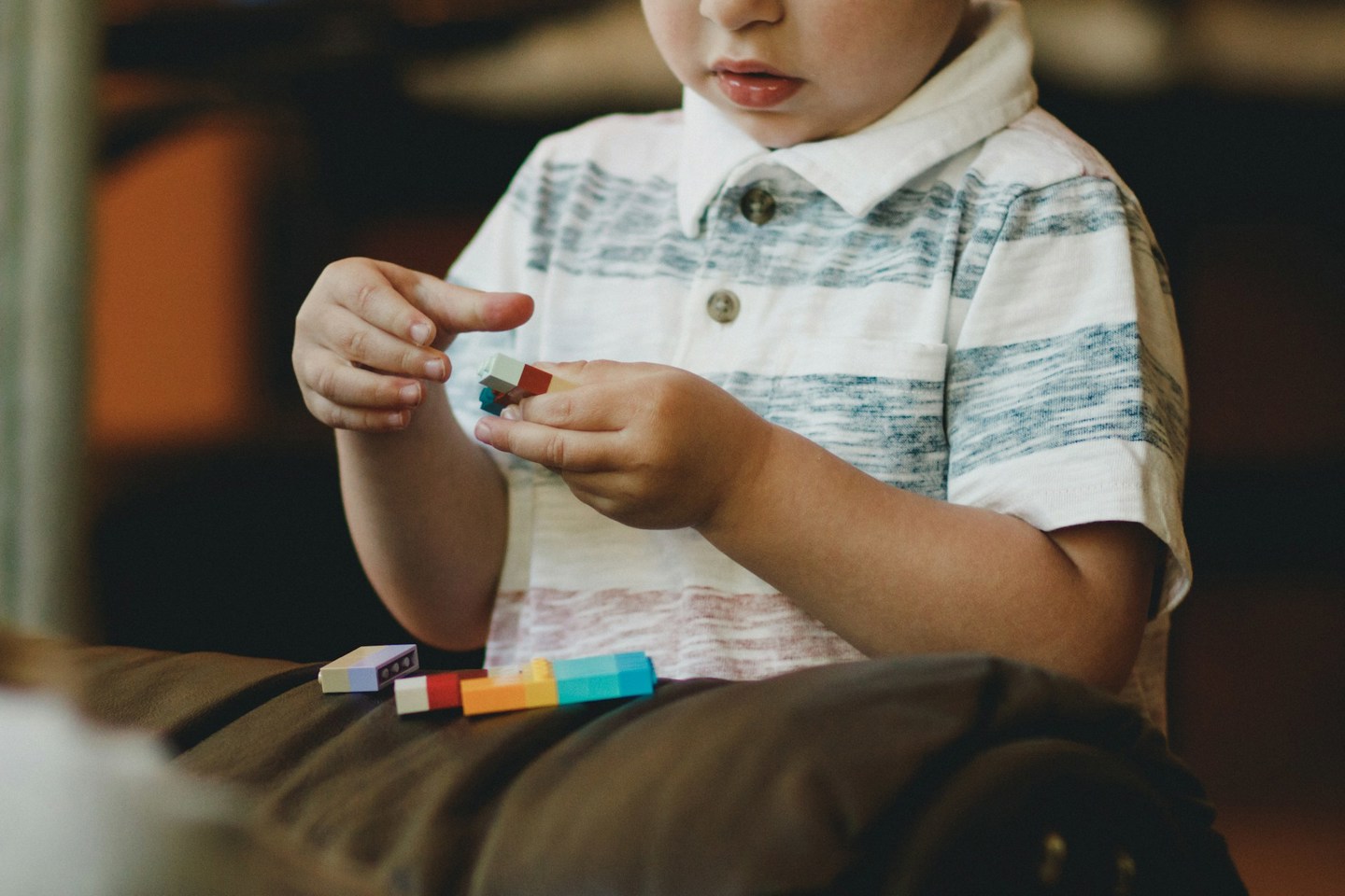 Barn som leker med Lego-klosser.