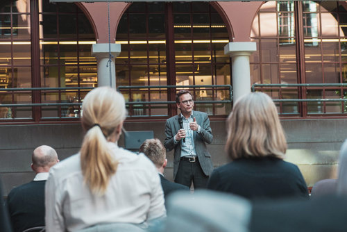 Studenter som ser på Christen Krogh snakke.