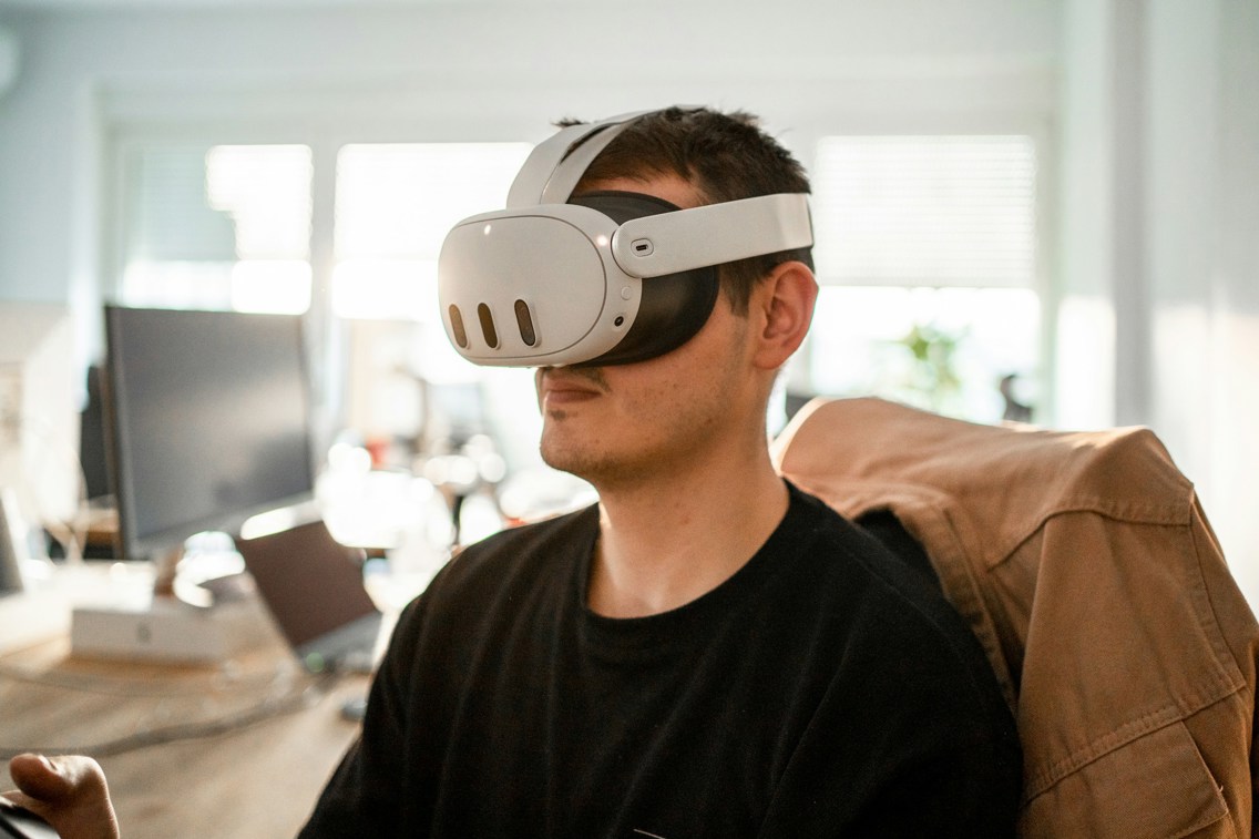 Person sitter på kontor med VR-briller.