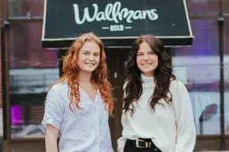 Alicia og Michelle står utenfor Wallmans Salonger i Oslo