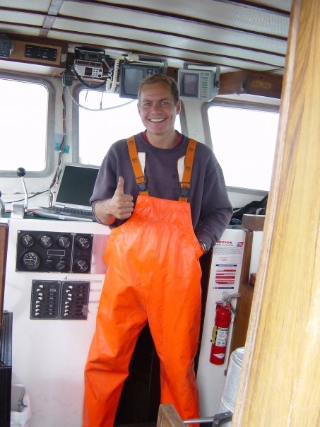 John Mange Kalhovde står med oljehyre i styrhuset på fiskebåten.