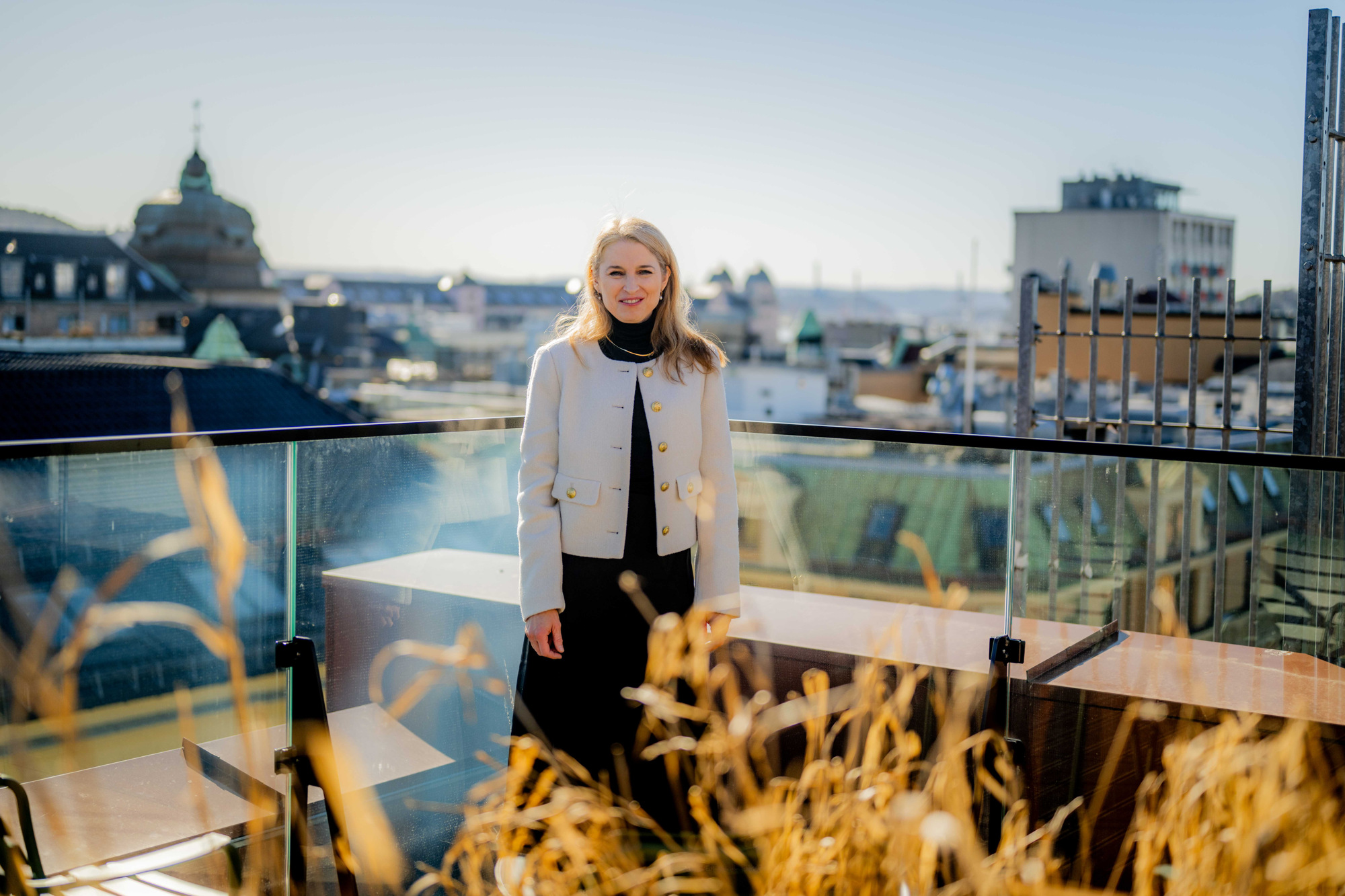 Moe står på en takterasse i Kvadraturen. Bak henne ser vi Oslo sentrum.