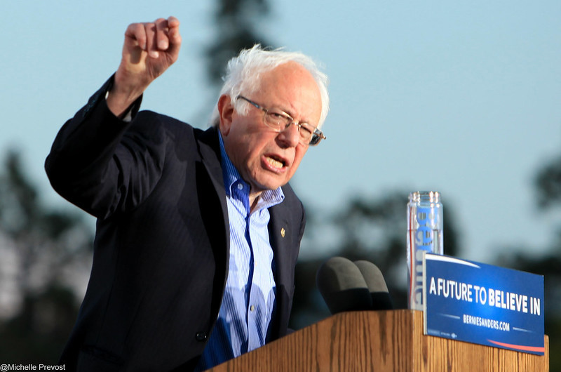 Bernie Sanders taler bak talestol