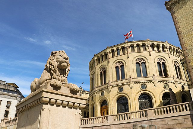 Bilde av løvestatuen med Stortinget i bakgrunnen