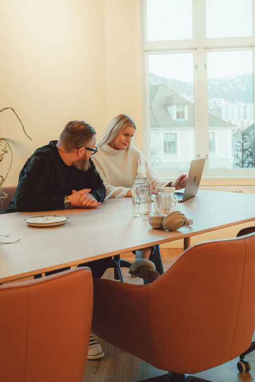 Lene jobber på en PC sammen med en kollega.