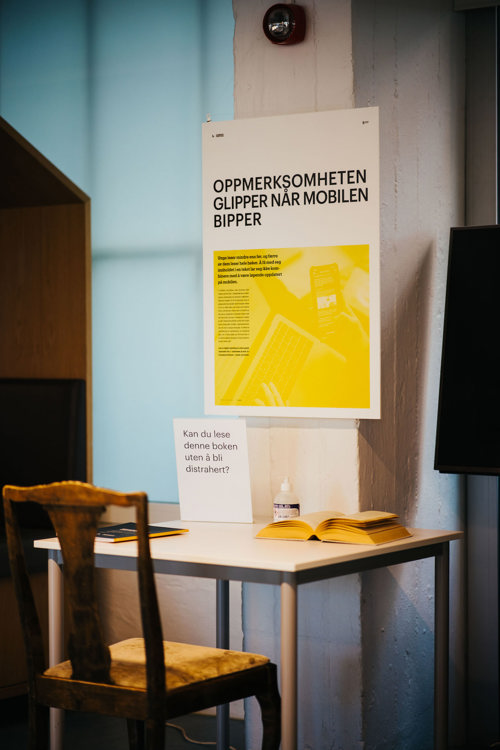 Plakat med teksten: Oppmerksomheten glipper når mobilen bipper