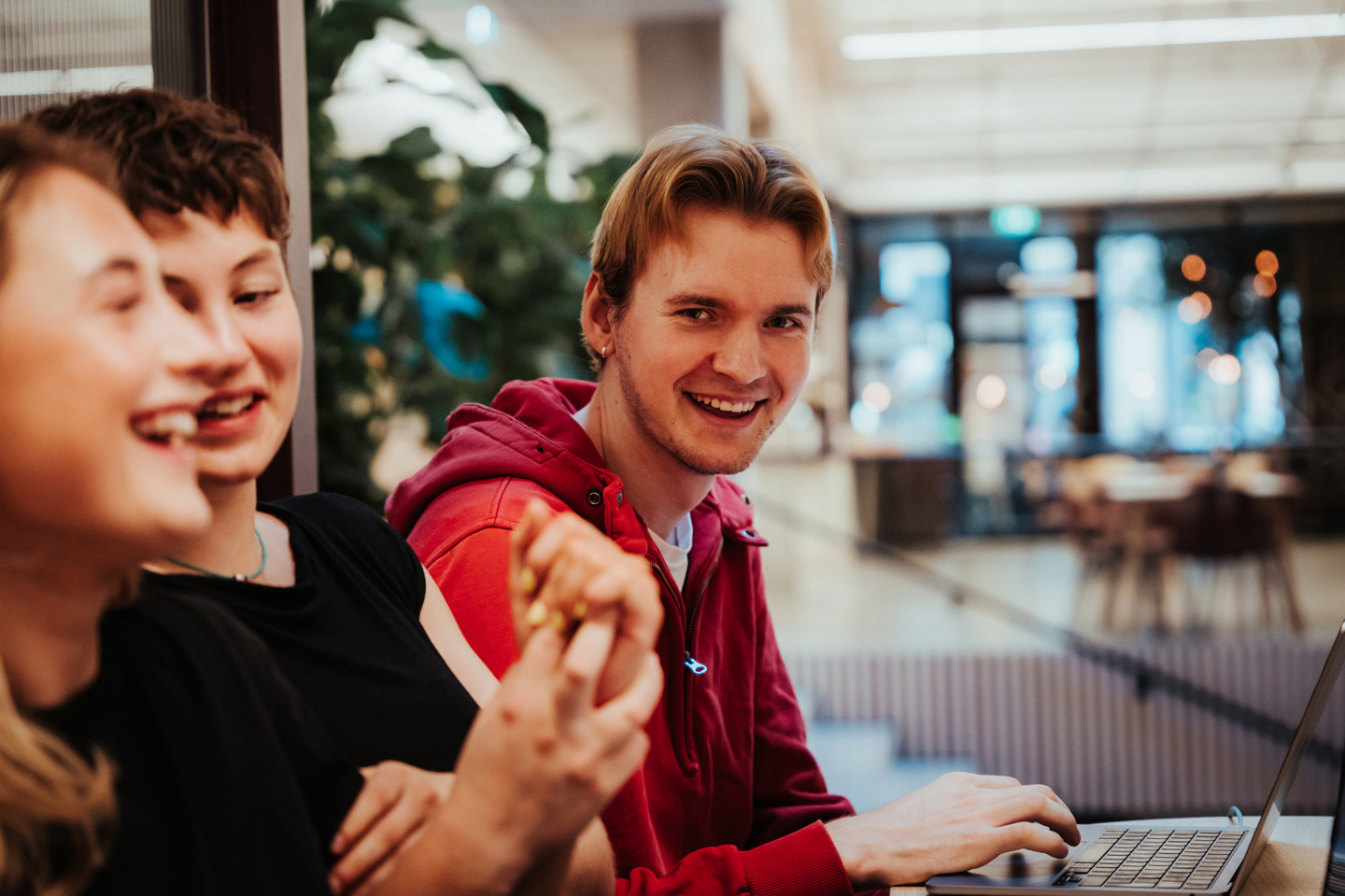 Studentgruppe jobber på PC.
