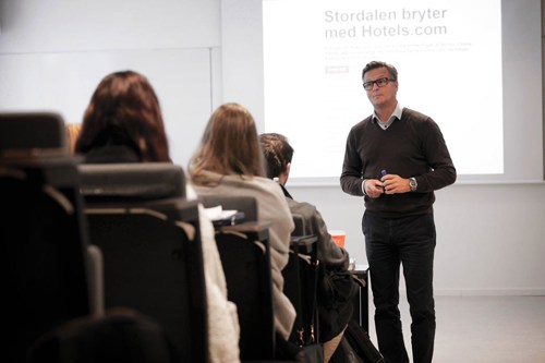 Studieprogramleder Henning Friberg  snakker med studenter i et klasserom.