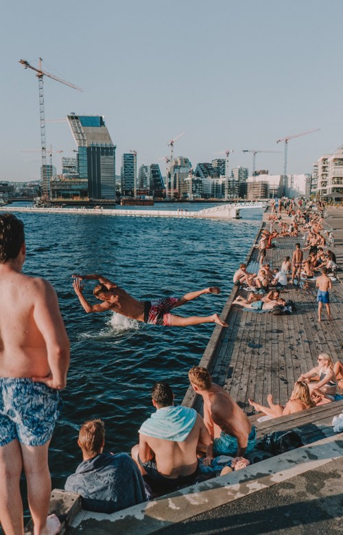 Foto av mennesker som stuper fra kaia i Oslo