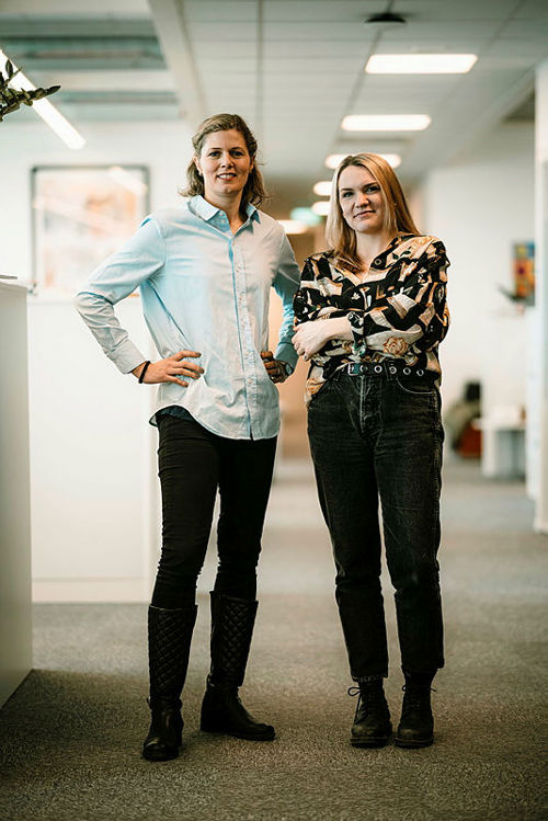 Adeline Hvidsten og Christin Staubo fotografert på Høyskolen Kristiania. 