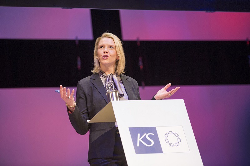 Sylvi Listhaug ved talerstolen under en konferanse. 