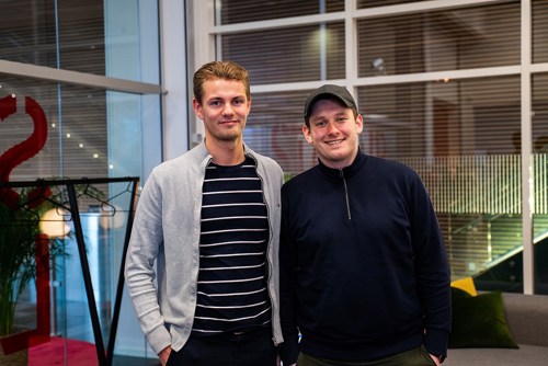 Foto av Tobias Martens og Markus Bjørnereim, fotogfrafert utenfor StartupLabs lokaler i Bergen.