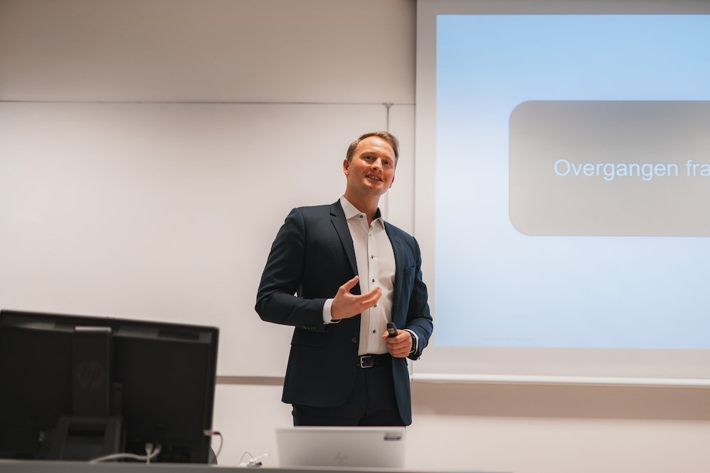 Christoffer Bergstrøm på besøk i klasserom på Høyskolen Kristiania