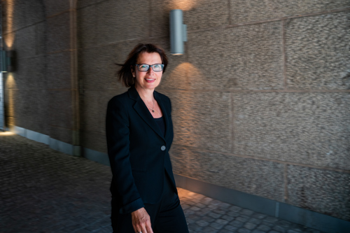 Solfrid Lind går fort i sort jakke ute