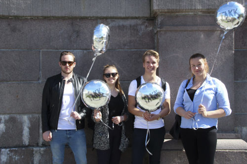 I strålende sol var det mange studenter som tok turen til Stortinget.