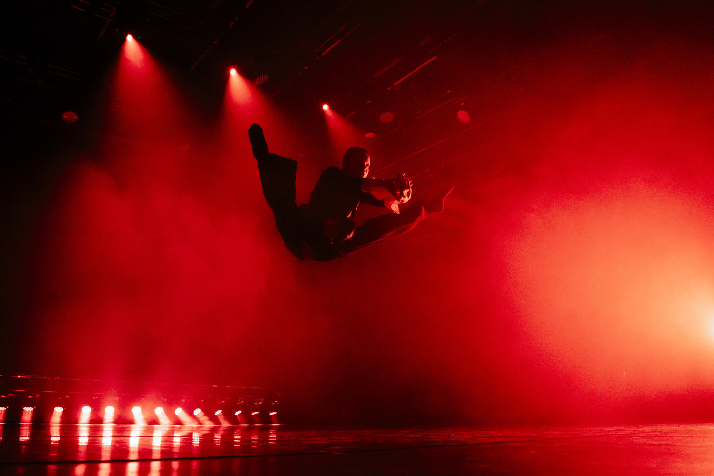 Danser ved Bachelor i dansekunst hopper opp i luften i et splithopp.