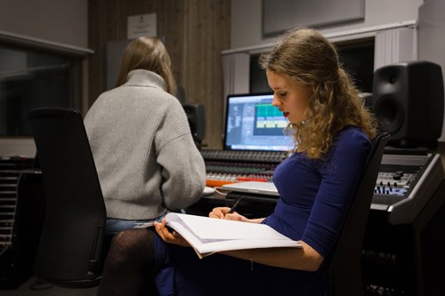 Studenter som jobber i musikkstudio