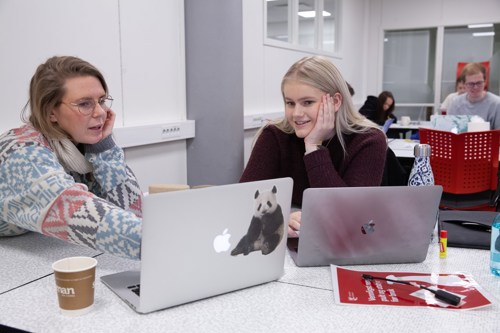 To studenter som jobber sammen med skole på Campus Bergen.