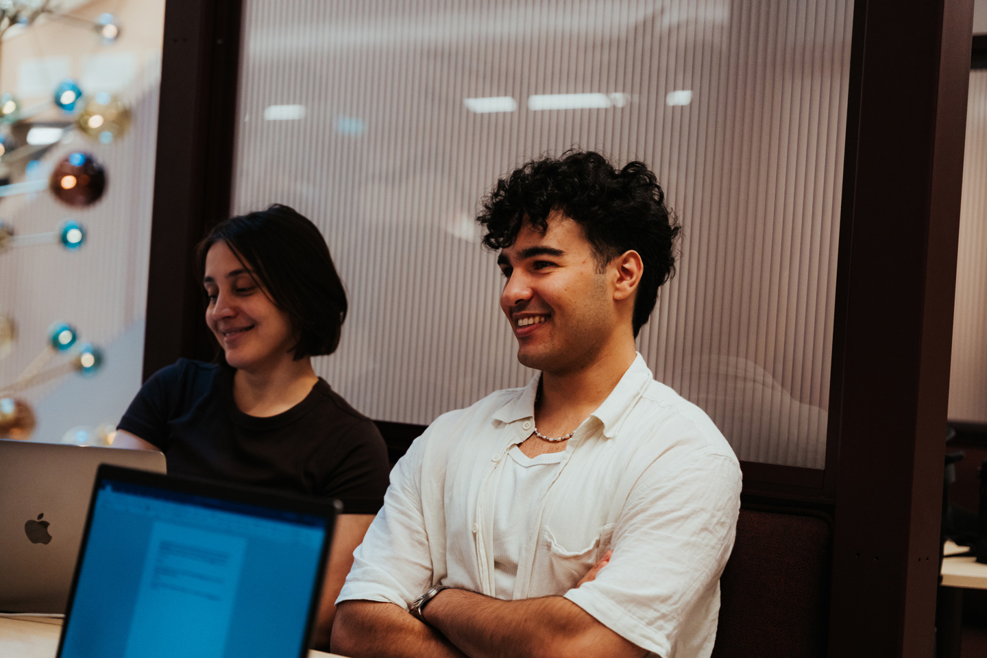 Studenter jobber i gruppe.