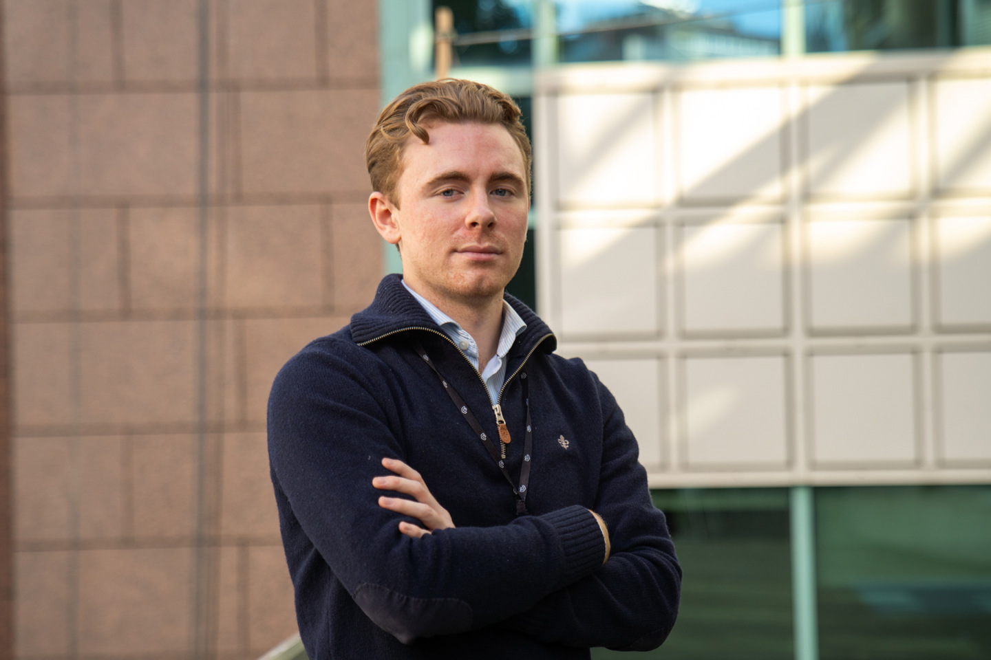 Linus står på takterrassen til kontorbygget med armene i kors.