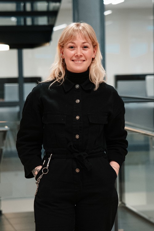 Victoria stående inne på campus Spikersuppa.