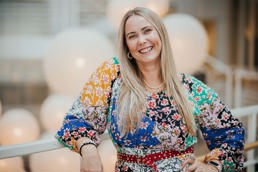 Portrettfoto av Ane Aanestad som lener seg til et rekkverk.