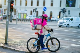 Sykkelbud for foodora ved en fotovergang.