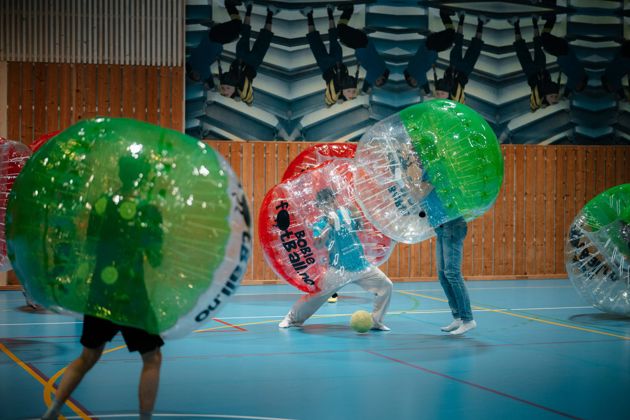 Studenter spiller boblefotball.