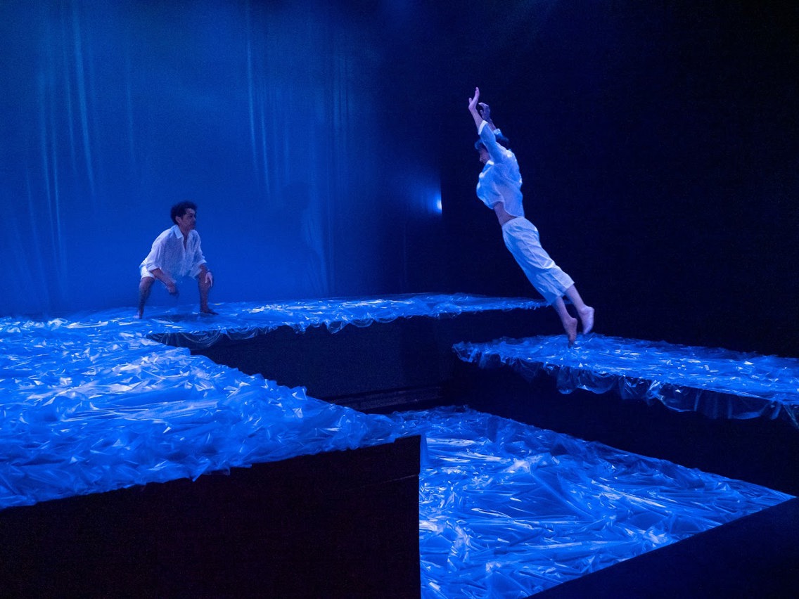 To japanske skuespillere på scenen i Tokyo, dansende