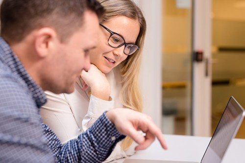 Foreleser viser student noe på PC-en