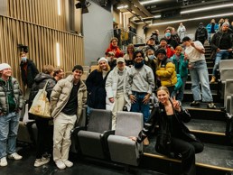 Artisten Dagny poserer blidt foran en gjeng Kristiania-studenter