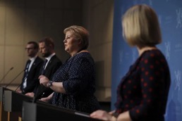 Erna Solberg and other politicians at a press conference. 