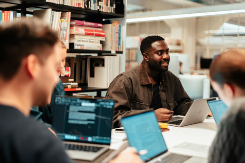 Studenter i kollokviegruppe med PC-er.