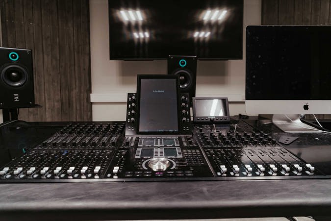 Et lydstudio med produksjonsutstyr og skjermer.
