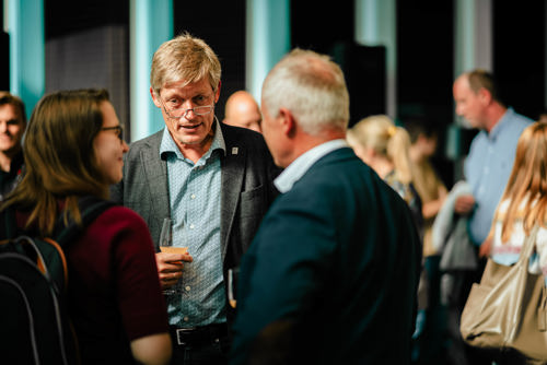 Jens Barland som prater med andre ansatte under åpningen av Bryggeriet