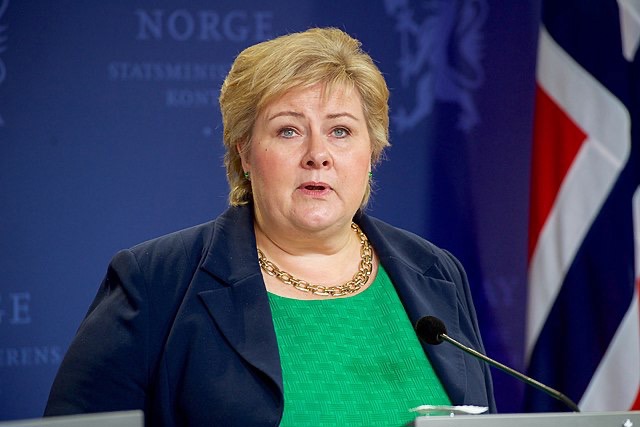 Bilde av Erna Solberg under en pressekonferanse. 