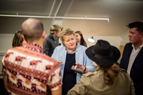 Erna Solberg i samtaler med engasjerte studententreprenører