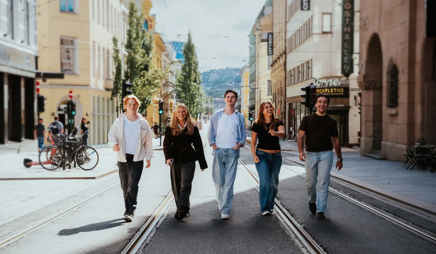 Students walking outside Campus Oslo