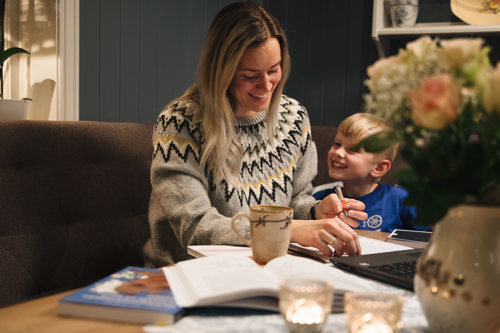 Ågot Iversen går nettstudier på Fagskolen Kristiania. Her sitter hun ved kjøkkenbordet hjemme og jobber med studiene.