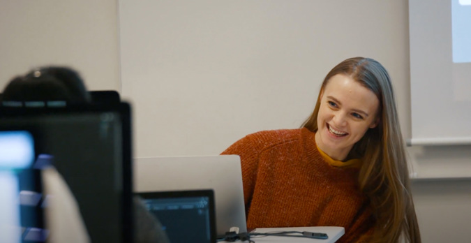 Skjermbilde av tidligere student som har blitt videointervjuet og forteller om studietiden.