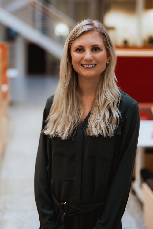 Foto av Sarah Joy Lyons, studieprogramleder på bachelor i markedsføring og forretningsutvikling.